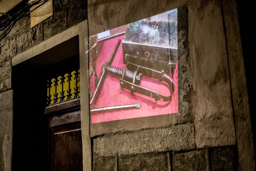 Barcelona: Dark History Night Walking Tour - Pace and Comfort on a 2-Hour Night Walk