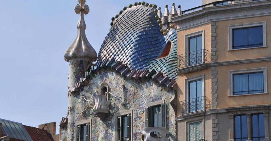 Barcelona: Discover Gaudi Architectural Guided Tour - Modern Architecture Stops: What the Tàpies Foundation Adds