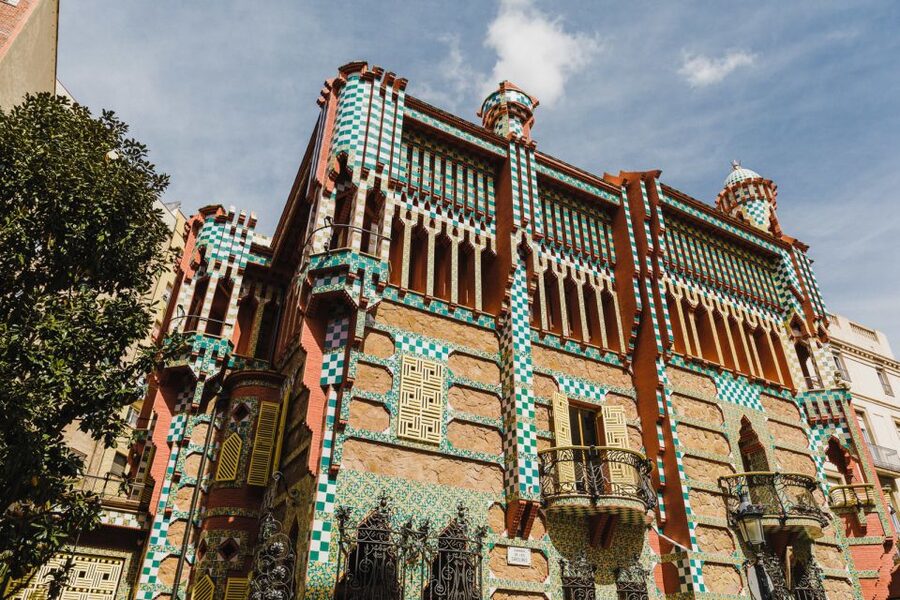 Barcelona: Discover Gaudí, Sagrada Familia, and Park Güell - La Sagrada Família: Golden Hour Light, Expert Explanations, and the Museum Stop