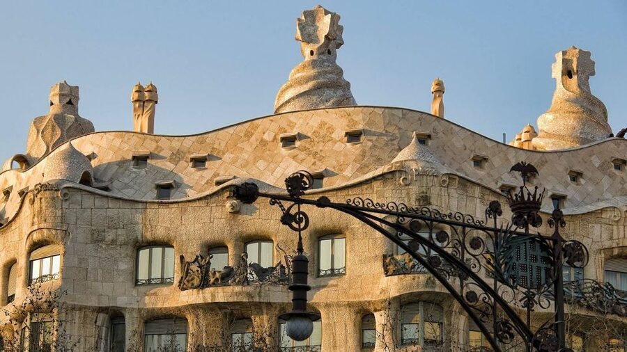 Barcelona: Evening Walking Tour in the Gaudi Area with Tapas - Who this tour suits best, and who should look elsewhere