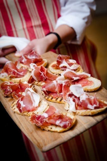 Barcelona: Evening Walking Tour in the Gaudi Area with Tapas - Why this Barcelona tapas and Gaudi evening works at night