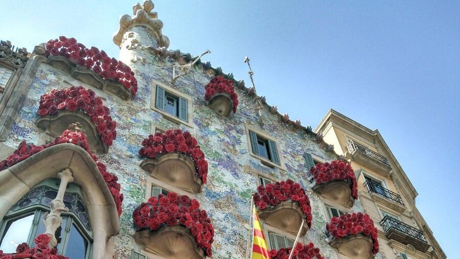 Barcelona: Evening Walking Tour in the Gaudi Area with Tapas - The night walk through L’Eixample, Passeig de Gracia, and Gaudi-area sights