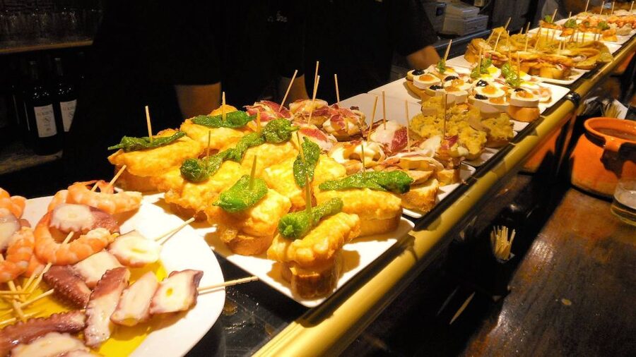 Barcelona: Evening Walking Tour in the Gaudi Area with Tapas - Guide quality: Isabel and Daniel, plus the range you should expect