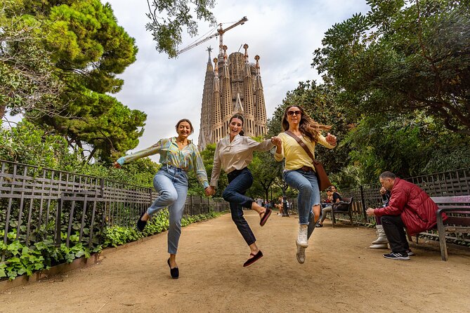 Barcelona Expert Plus Tour with Local Guide in Eco Tuk Tuk Private - Sagrada Familia and the modernist core: the big payoff stops