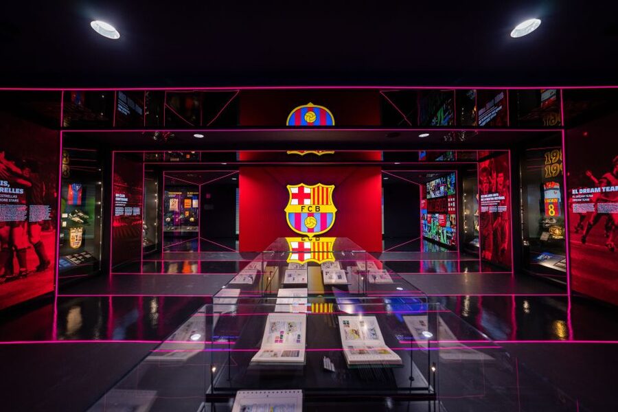 Barcelona: FC Barcelona Museum "Barça Immersive Tour" Ticket - Tots units fem força: Interactive Stations for Men and Women
