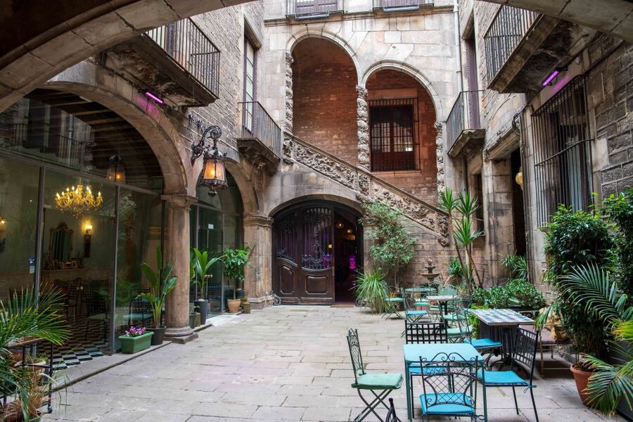 Barcelona: Flamenco Show at Palau Dalmases - Drinks, food, and how to plan your evening