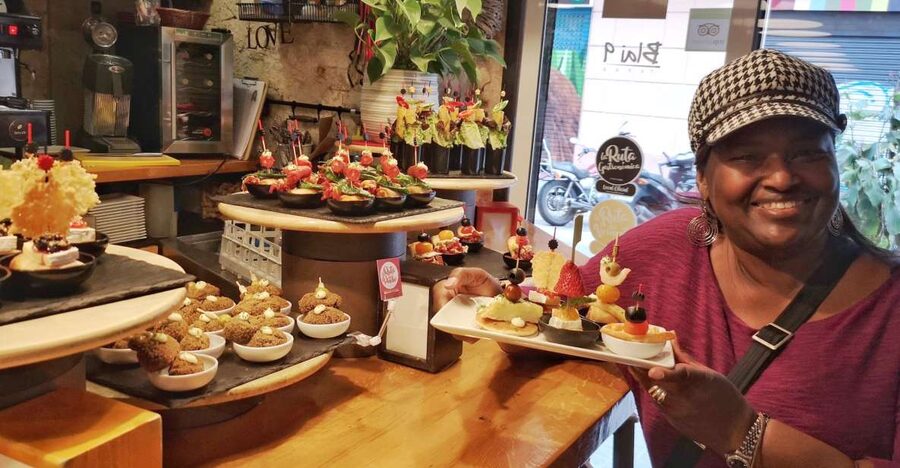 Barcelona: Food & Drink Tasting Tour in Traditional Taverns - What you eat and drink: the 10-dish plan actually feels complete