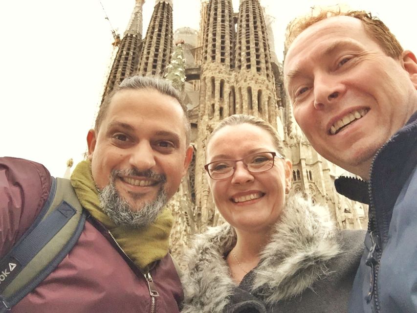 Barcelona: Foodie Walking Tour with Sagrada Familia Tickets - Why This Combo Tour Works So Well in Barcelona