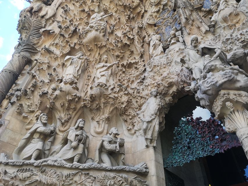 Barcelona: Foodie Walking Tour with Sagrada Familia Tickets - The Practical Stuff That Changes Your Experience