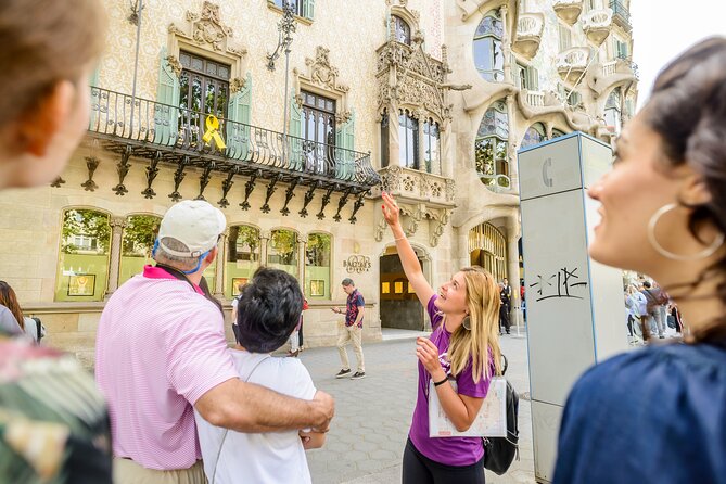 Barcelona Gaudi and Sagrada Familia Tour - Guides, pacing, and what to expect from the group experience