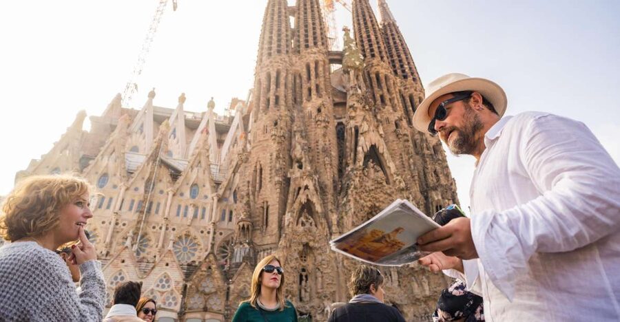 barcelona: Gaudi Highlights eBike tour - Parc de la Ciutadella and Cascada Monumental: the calm before the wow