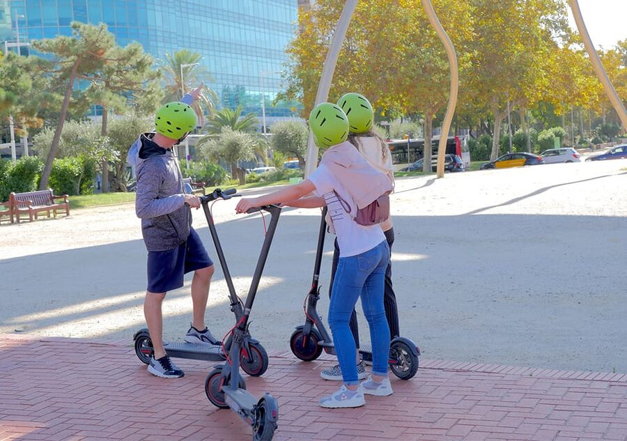 Barcelona: Gaudi Highlights Guided Tour by Electric Scooter - Neptú, Parliament of Catalonia, and quick stops that add structure