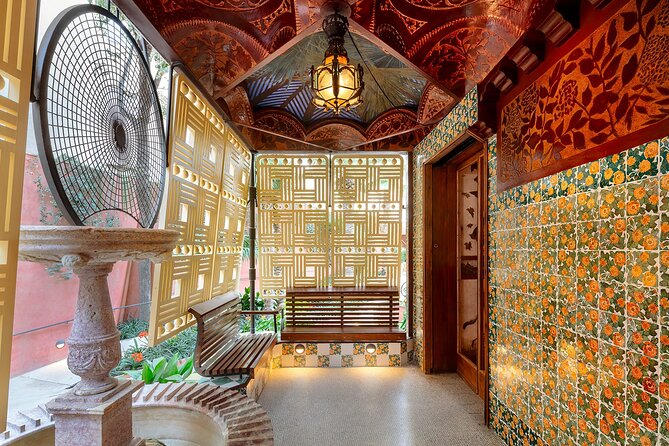Barcelona Gaudi Houses Tour: Casa Vicens, Pedrera & Casa Batlló - What the guide is likely to do with your attention