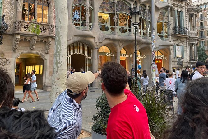 Barcelona: Gaudí, Tapa, Drink & Hidden Architectural Gems - What you are really buying: Gaudí architecture plus food, with a small-group feel
