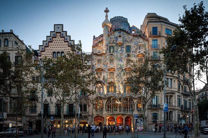 Barcelona: Gaudí, Tapa, Drink & Hidden Architectural Gems - Start at Plaza de Catalunya and get your bearings fast