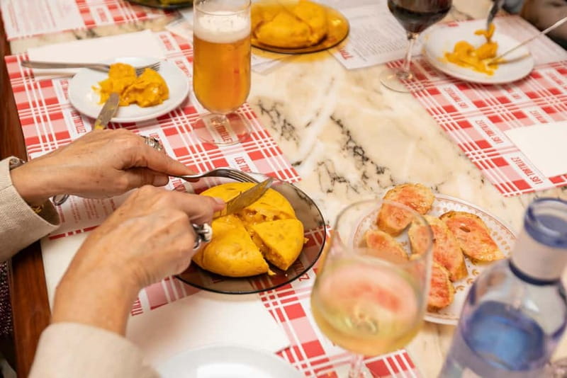 Barcelona: Gaudi Tapas & Wine Tasting Small Group Tour - Key things that make this tour worth your time