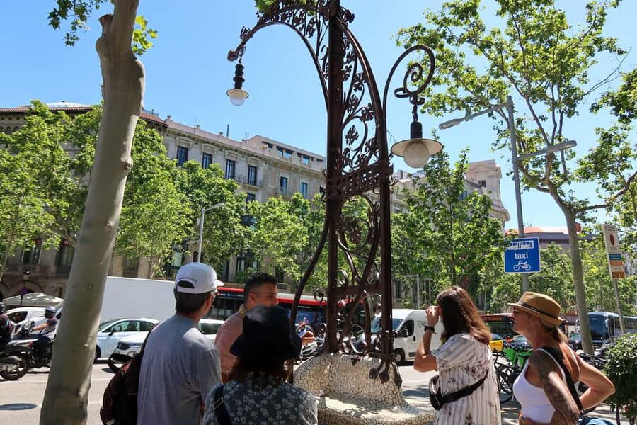 Barcelona: Gaudi Tapas & Wine Tasting Small Group Tour - Why this 3-hour Barcelona route is a smart fit
