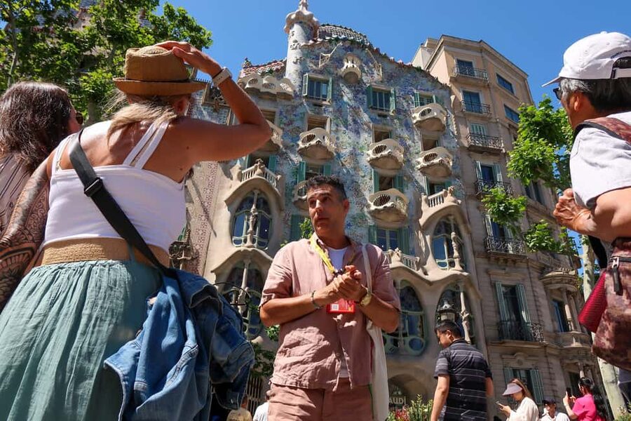 Barcelona: Gaudi Tapas & Wine Tasting Small Group Tour - Another tapas break in Eixample: where the neighborhood mood matters