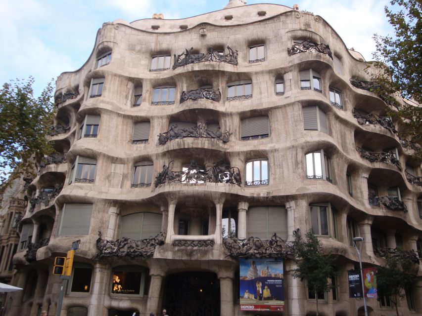Barcelona: German City Tour from Gaudí's Perspective - German-Plus Storytelling: How You Follow Gaudí’s Artistic Periods