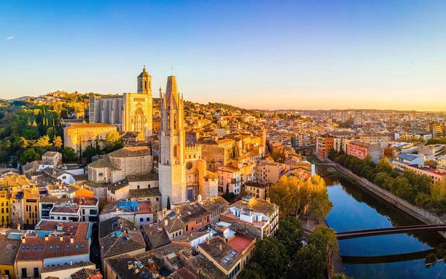 Barcelona: Girona Private Guided Tour by High-Speed Train - First steps in Girona’s old town, Roman layers included