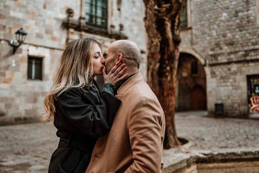 Barcelona: Gothic Quarter Cinematic Photoshoot and Guide - What your guide does, and why the stories matter