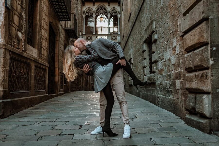 Barcelona: Gothic Quarter Cinematic Photoshoot and Guide - Meeting at Barcelona Cathedral, then a tightly paced 30 minutes