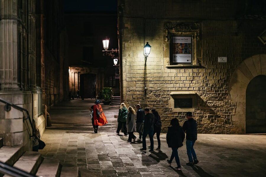 Barcelona: Gothic Quarter Ghosts and Legends Walking Tour - Traveller’s Nest Bar start: your warm-up before the dark streets