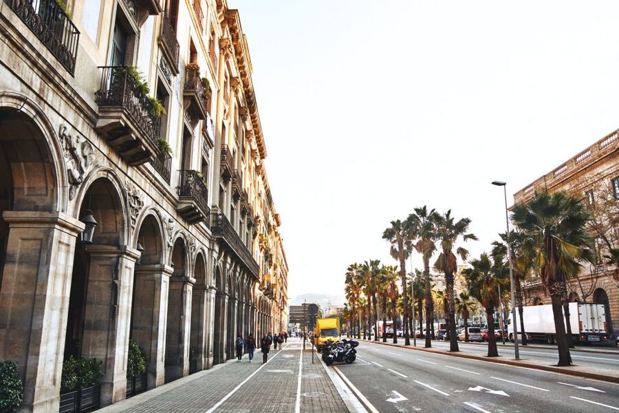 Barcelona: Gothic Quarter & La Sagrada Familia Private Tour - Park Güell on your own: structure without babysitting
