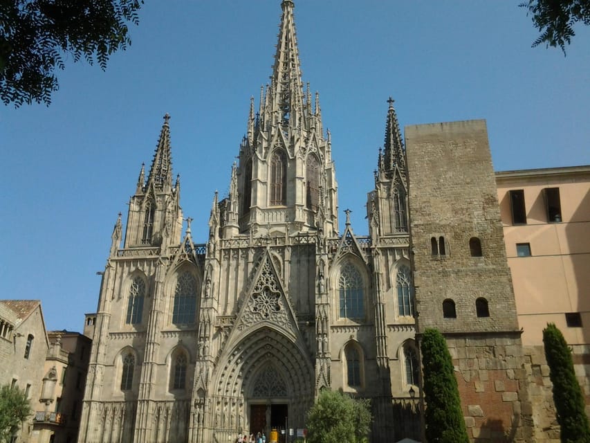 Barcelona: Gothic Quarter Legends Walking Tour with Tapas - Key things to notice before you go