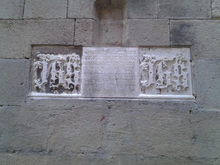 Barcelona: Gothic Quarter Legends Walking Tour with Tapas - Small group comfort in narrow streets (and how weather changes things)
