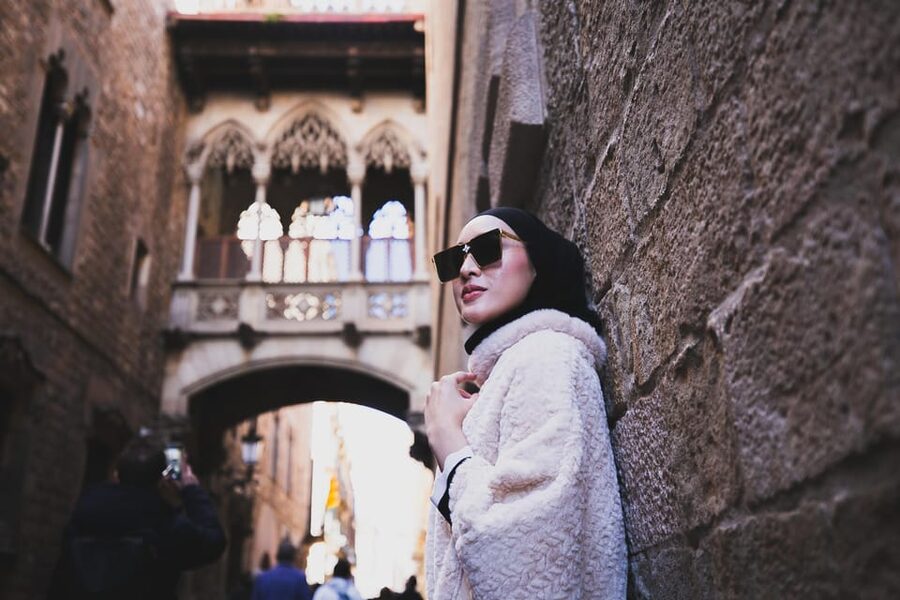 Barcelona: Gothic Quarter Private Photoshoot Experience - The posing part you’ll actually use later