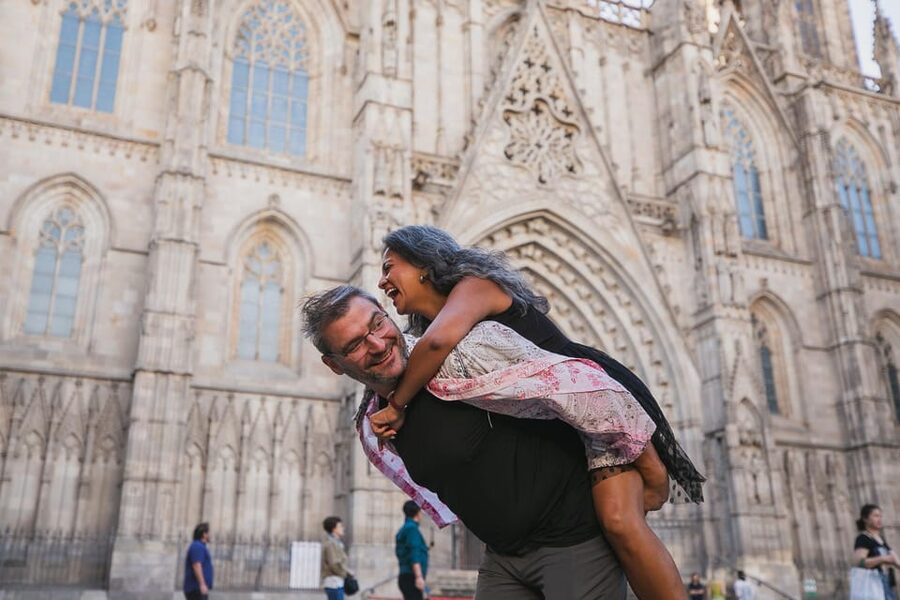 Barcelona: Gothic Quarter Private Photoshoot Experience - Delivery in 24 hours: fast results, real decision time