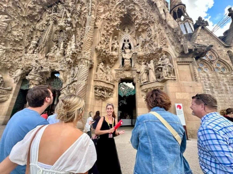 Barcelona: Gothic Quarter, Sagrada Familia & Park Güell Tour - Park Güell by transport: saving your legs for the views