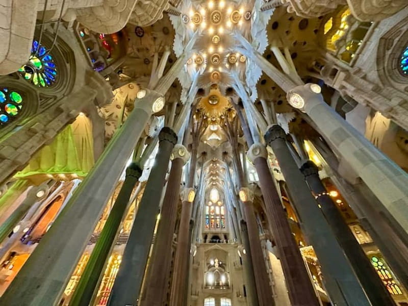 Barcelona: Gothic Quarter, Sagrada Familia & Park Güell Tour - Park Güell’s best stops: panoramic terrace, hypostyle room, and the mosaic lizard