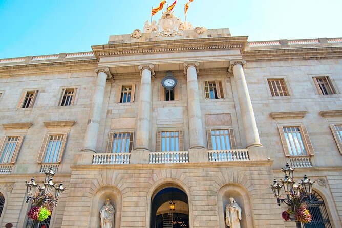Barcelona Gothic Quarter Scavenger Hunt and City Highlights Walking Tour - Stop 1: Plaça del Rei, where the first clues set the tone