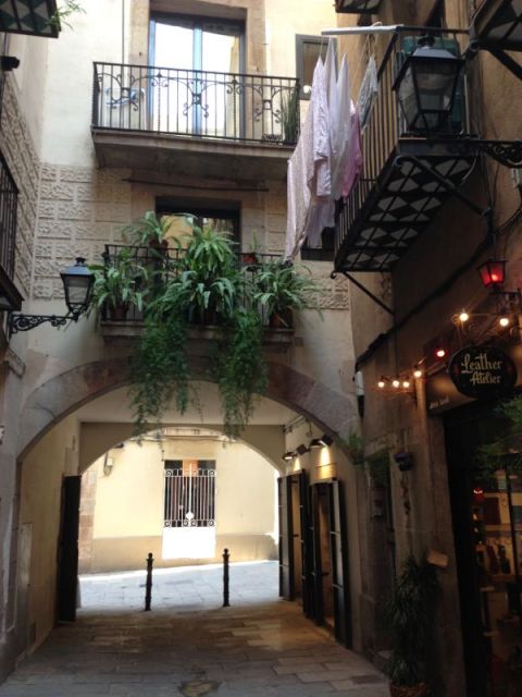 Barcelona: Gothic Quarter Walking Tour - The cloister stop: dress code matters