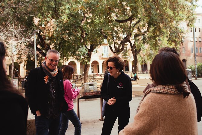 Barcelona: Gothic, Tapas & Churros Small Group Tour - Meeting at Hard Rock Cafe and the 3.5-hour pacing