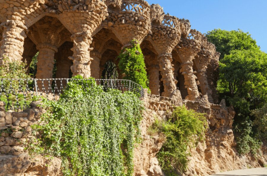 Barcelona: Guell Park Small-Group Tour & Dragon Stairway - Entering Parc Güell fast, without losing your morning