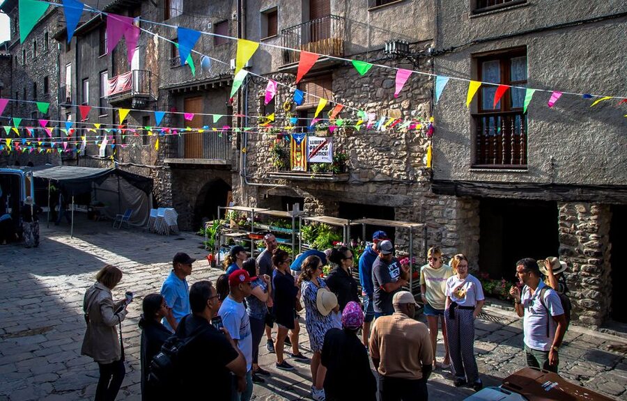 Barcelona: Guided Day Trip to Andorra, France, and Spain - El Pas de la Casa and Andorra la Vella: shopping time with real mountain context