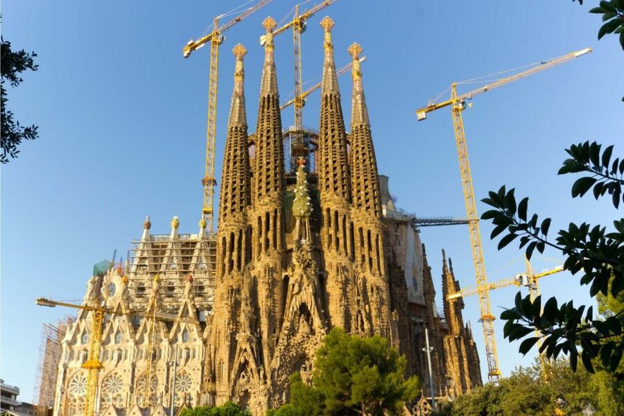 Barcelona: Guided Sagrada Familia Tour & Skip-The-Line Entry - Where You Meet at Ave de GaudĂ 2, and Why It Matters