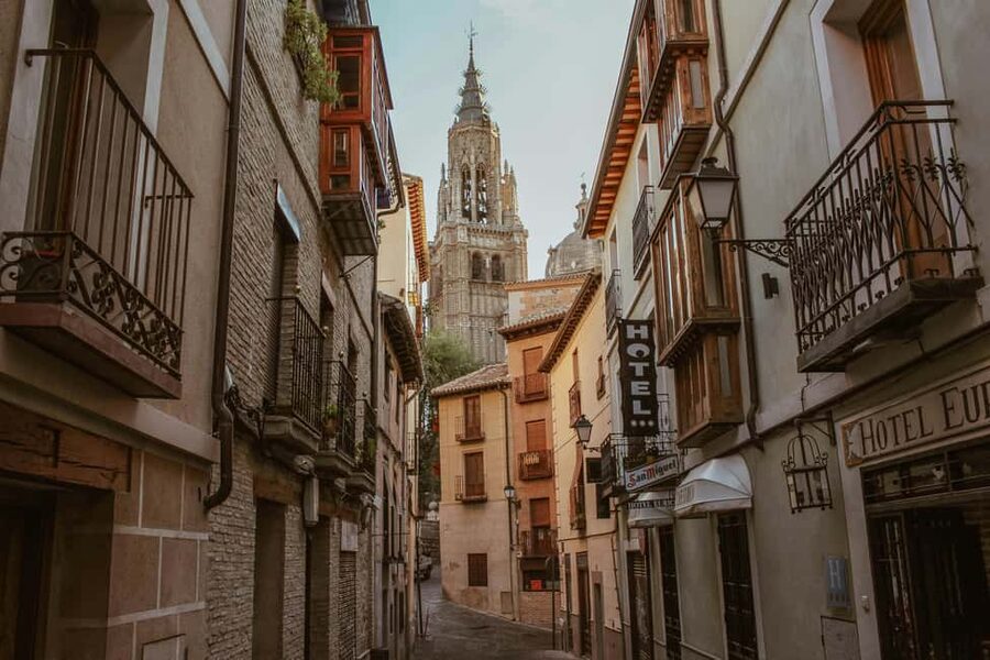 Barcelona: Guided tour e-bike Barcelona historical and modernist Barcelona - Barcelona Cathedral and the Gothic Quarter: medieval streets with speed you control
