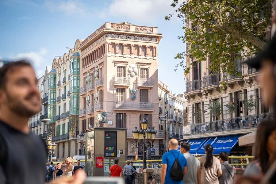 Barcelona guided tour in French - From Plaça Reial to the Old Center: why this starting spot matters