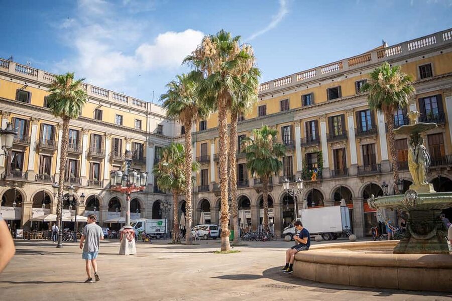 Barcelona guided tour in French - El Born and Santa Maria del Mar: learning by walking through neighborhoods