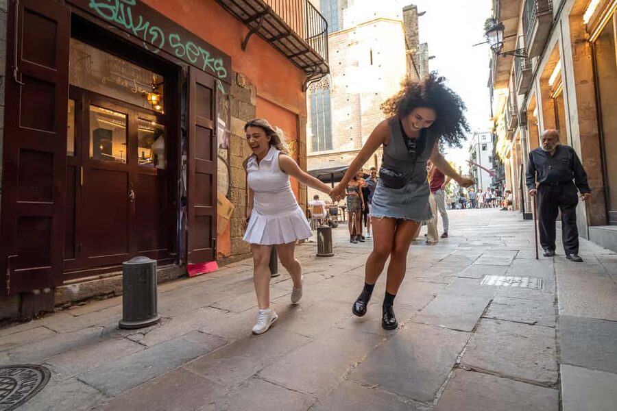 Barcelona: Guided Walking Tour - Finding your guide at Plaça Nova, 40 and the Barcino sculpture