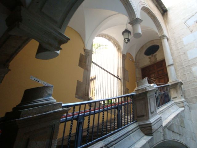 Barcelona: Hidden Secrets City Tour in German or English - Old Town Alleys, Riddles, and Curious Symbols