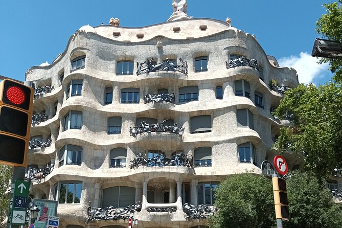 Barcelona Highlights Bike Tour - Starting in the Gothic Quarter, then flowing to Port Vell