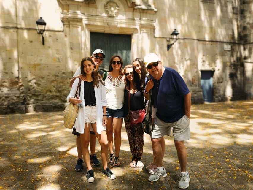 Barcelona: Highlights & Gems Private Tour with Tapa & Drink - The tapa and red wine stop at La Plata: included, focused, and quick
