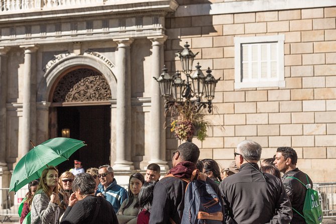 Barcelona Highlights Guided Tour with Monjuic Cable Car - Montjuïc stops: MNAC viewpoint, Castle views, and the cable car payoff