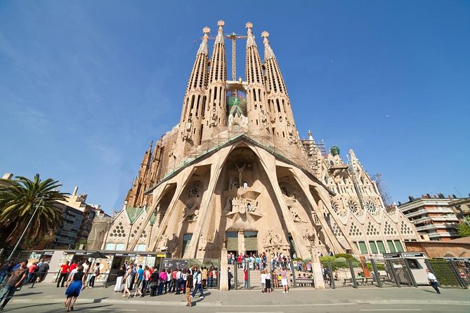 Barcelona Highlights & Montserrat with Port or Hotel Pick Up - Santa Maria de Montserrat Basilica and the Pilgrimage Atmosphere