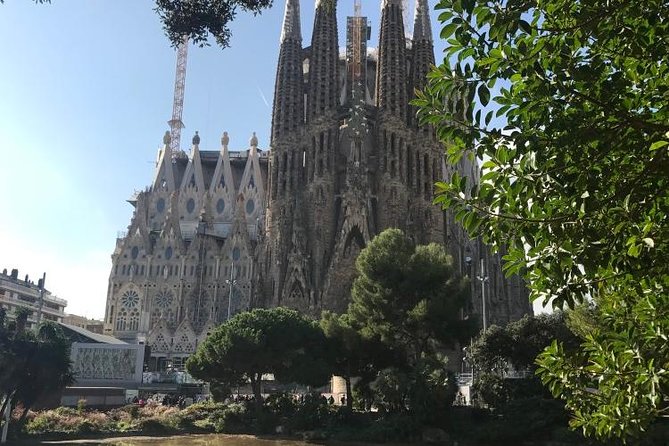 Barcelona: Highlights of Sagrada Familia Max 6 People Guided Tour - The Real Advantage: A Guide Who Helps You Ask Better Questions